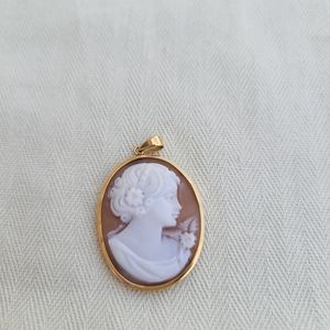 18K cameo pendant